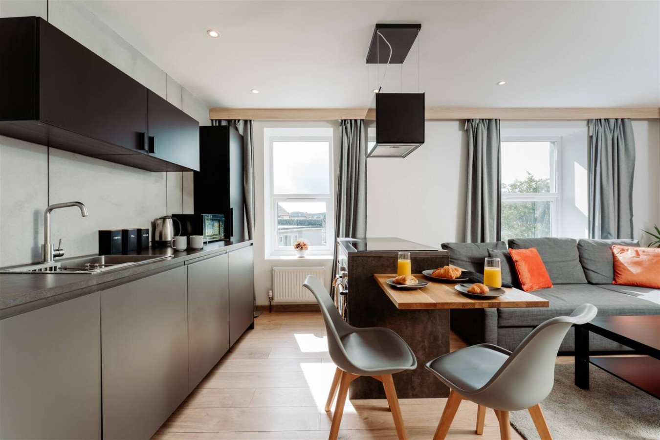 Riviera Residence | Sleeps 4 | Parking | Torquay in 58 Shirburn Road - Property image 3 - VivreStays