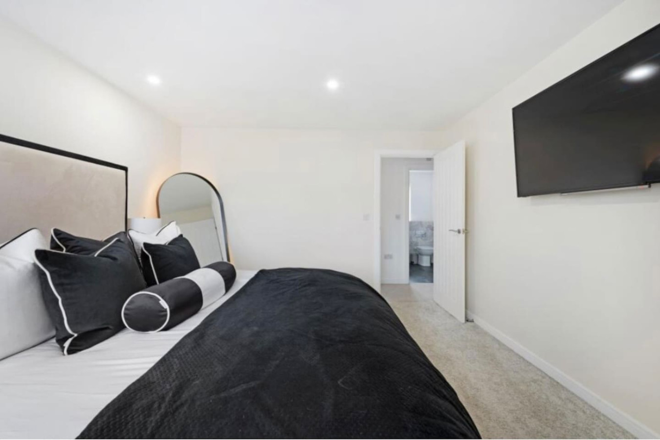 Modern 4BR Home | Free Parking | Sleeps 6 | Garden in Silk mill street - Property image 9 - VivreStays