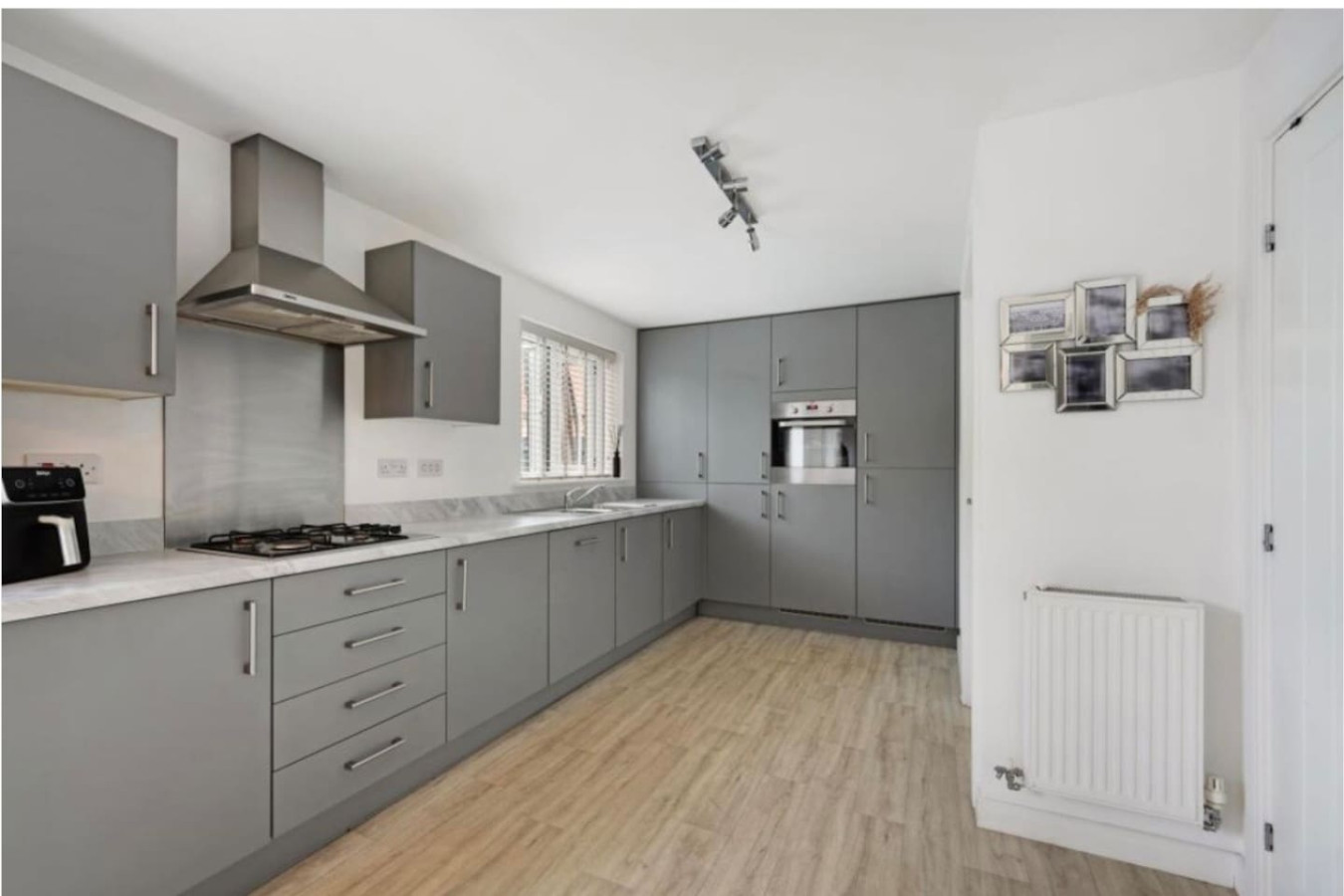 Modern 4BR Home | Free Parking | Sleeps 6 | Garden in Silk mill street - Property image 7 - VivreStays