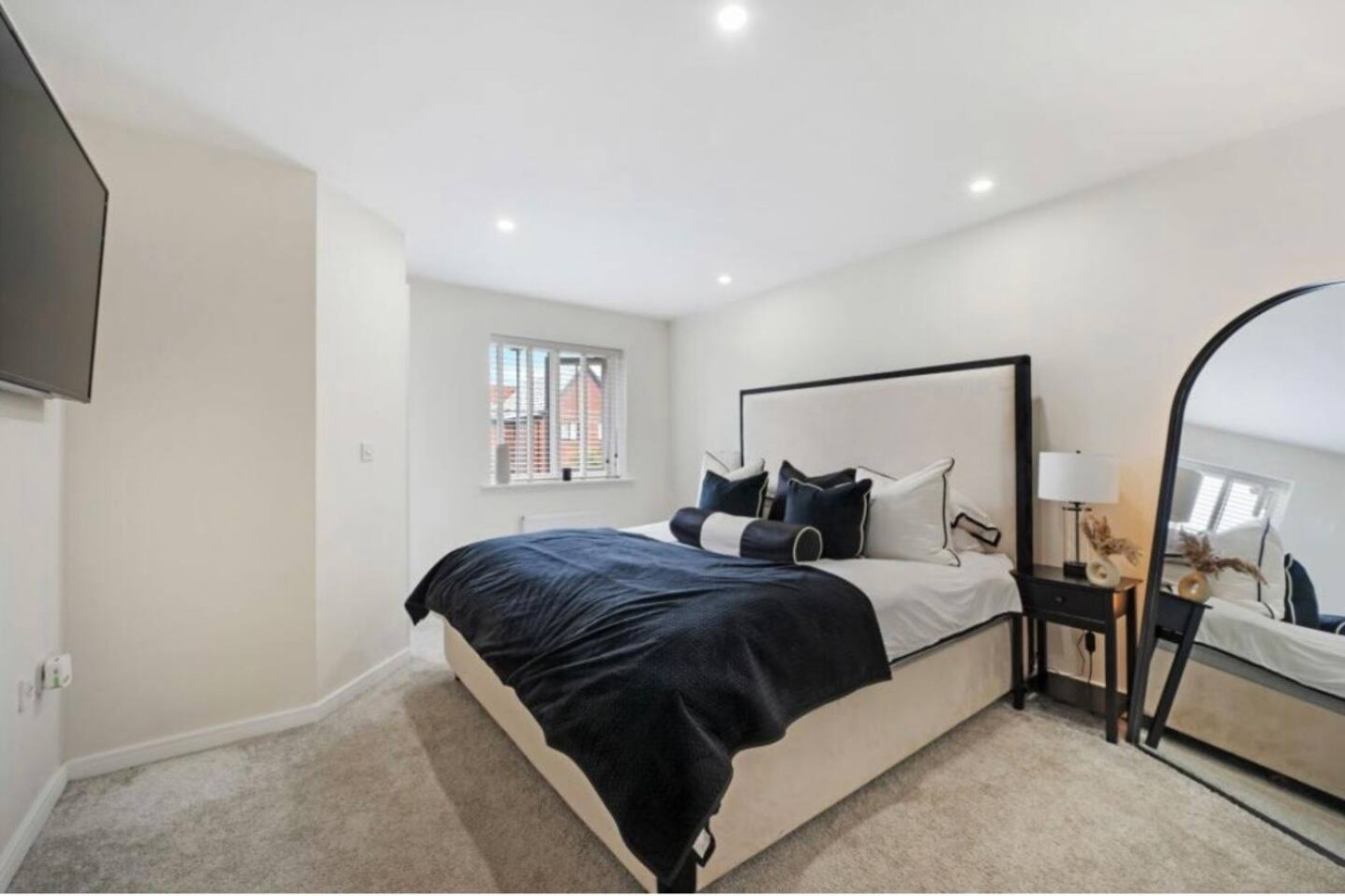 Modern 4BR Home | Free Parking | Sleeps 6 | Garden in Silk mill street - Property image 2 - VivreStays