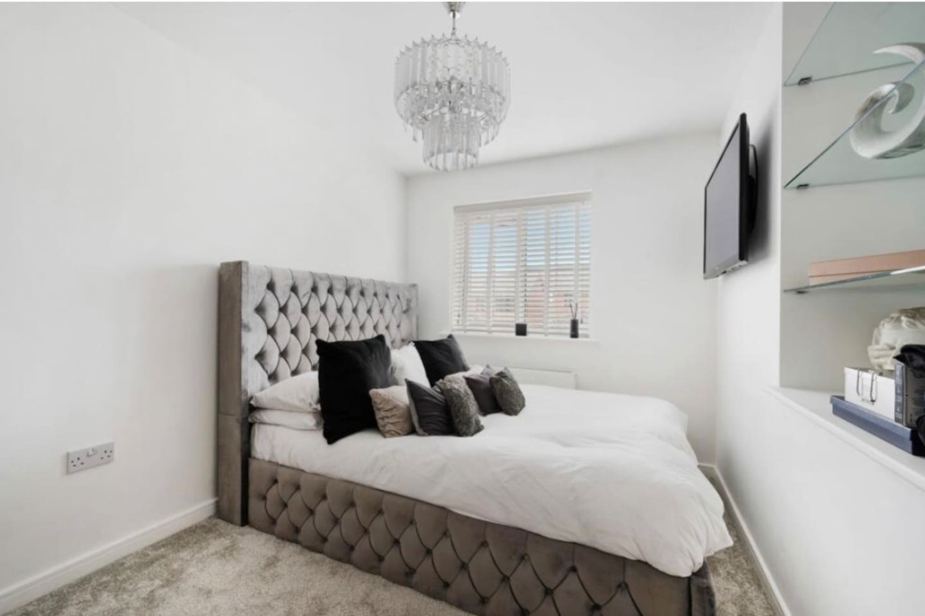 Modern 4BR Home | Free Parking | Sleeps 6 | Garden in Silk mill street - Property image 3 - VivreStays