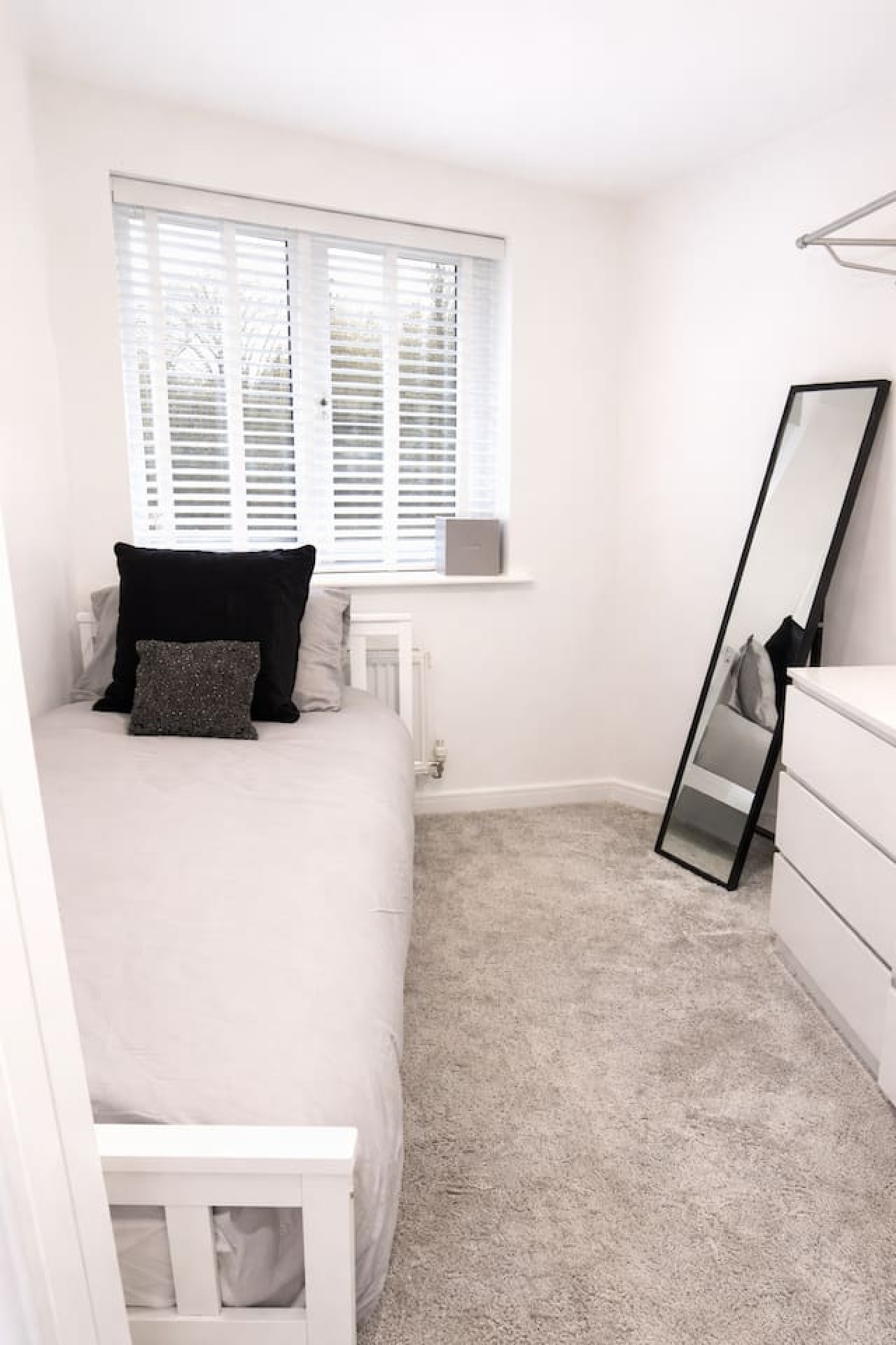Modern 4BR Home | Free Parking | Sleeps 6 | Garden in Silk mill street - Property image 11 - VivreStays