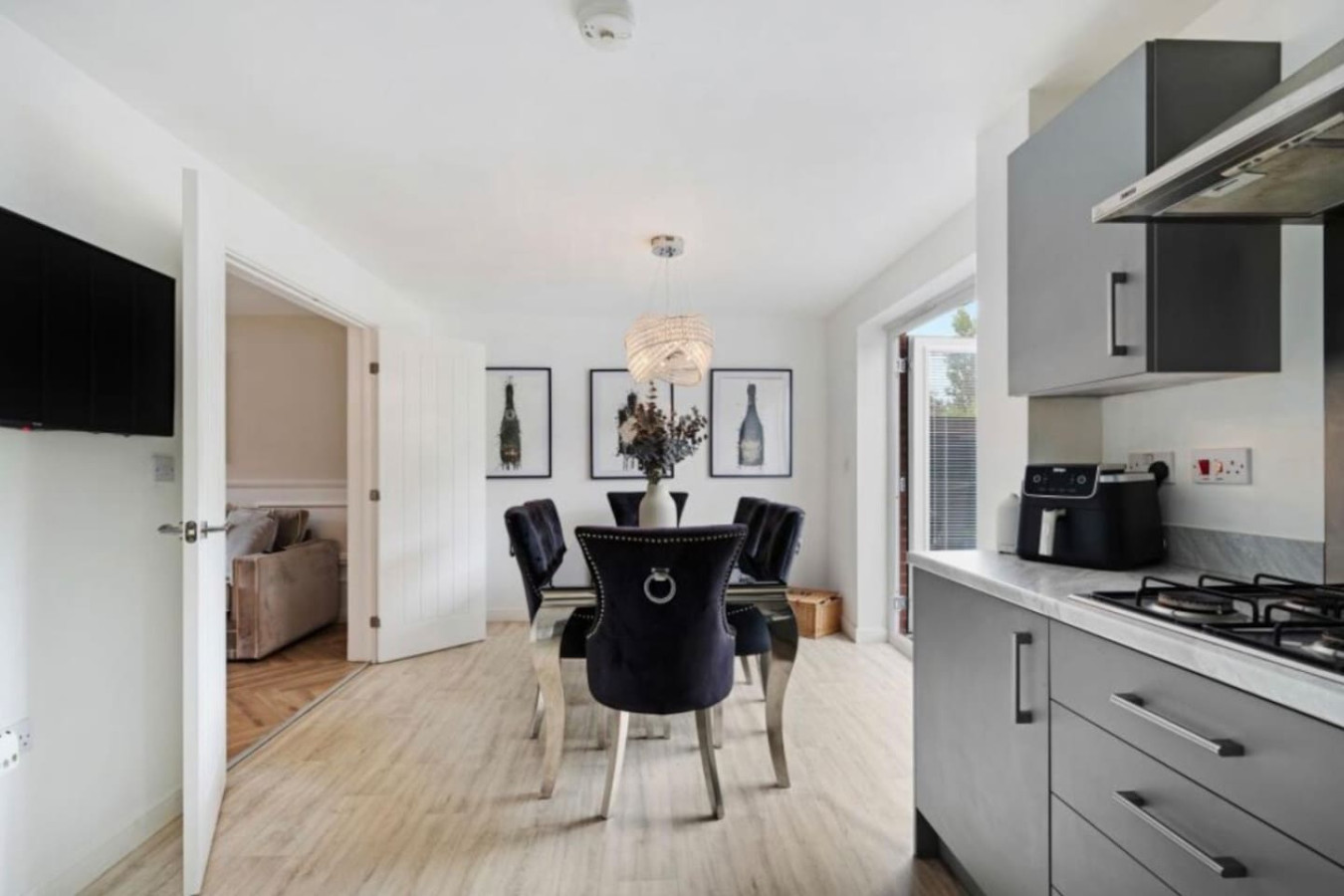 Modern 4BR Home | Free Parking | Sleeps 6 | Garden in Silk mill street - Property image 6 - VivreStays
