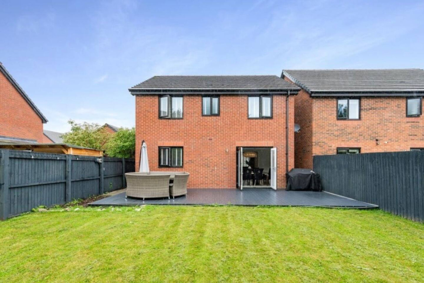 Modern 4BR Home | Free Parking | Sleeps 6 | Garden in Silk mill street - Property image 4 - VivreStays