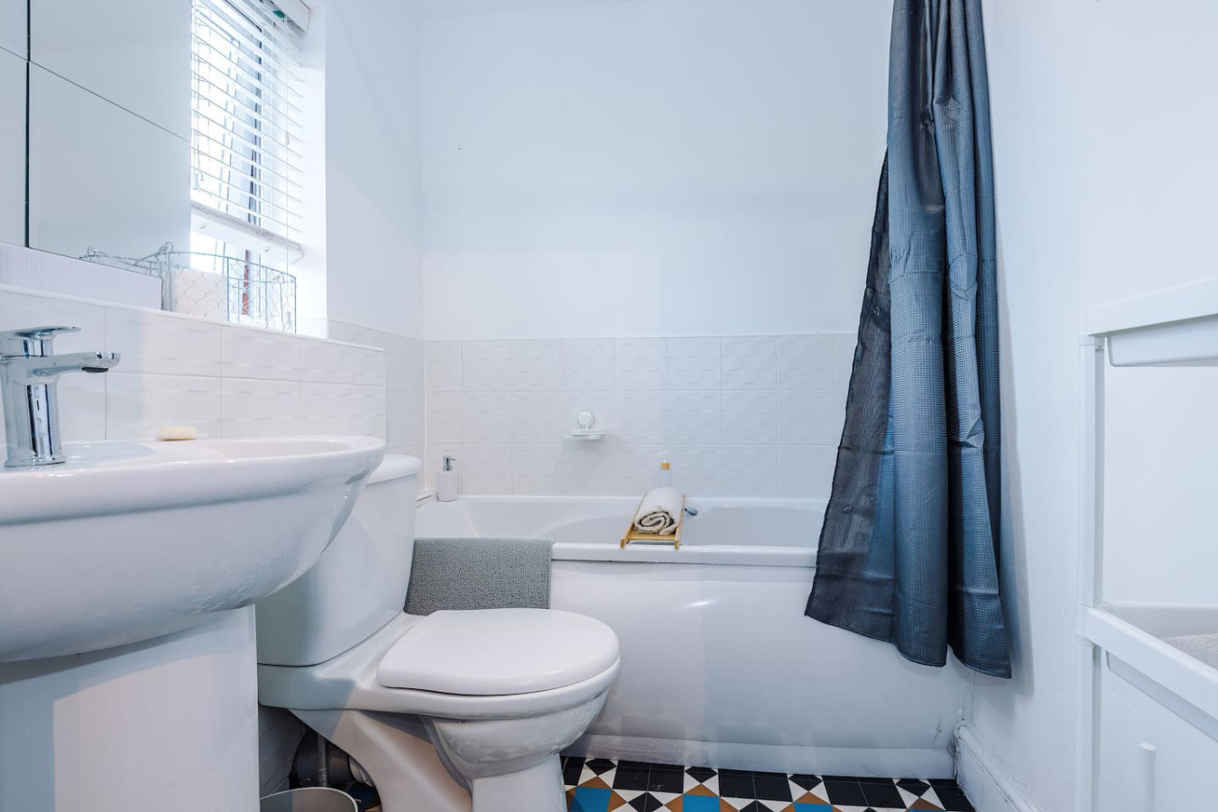 Salford 4 Bed House | Sleeps 7 | Free Parking in 10 Christie Lane - Property image 28 - VivreStays