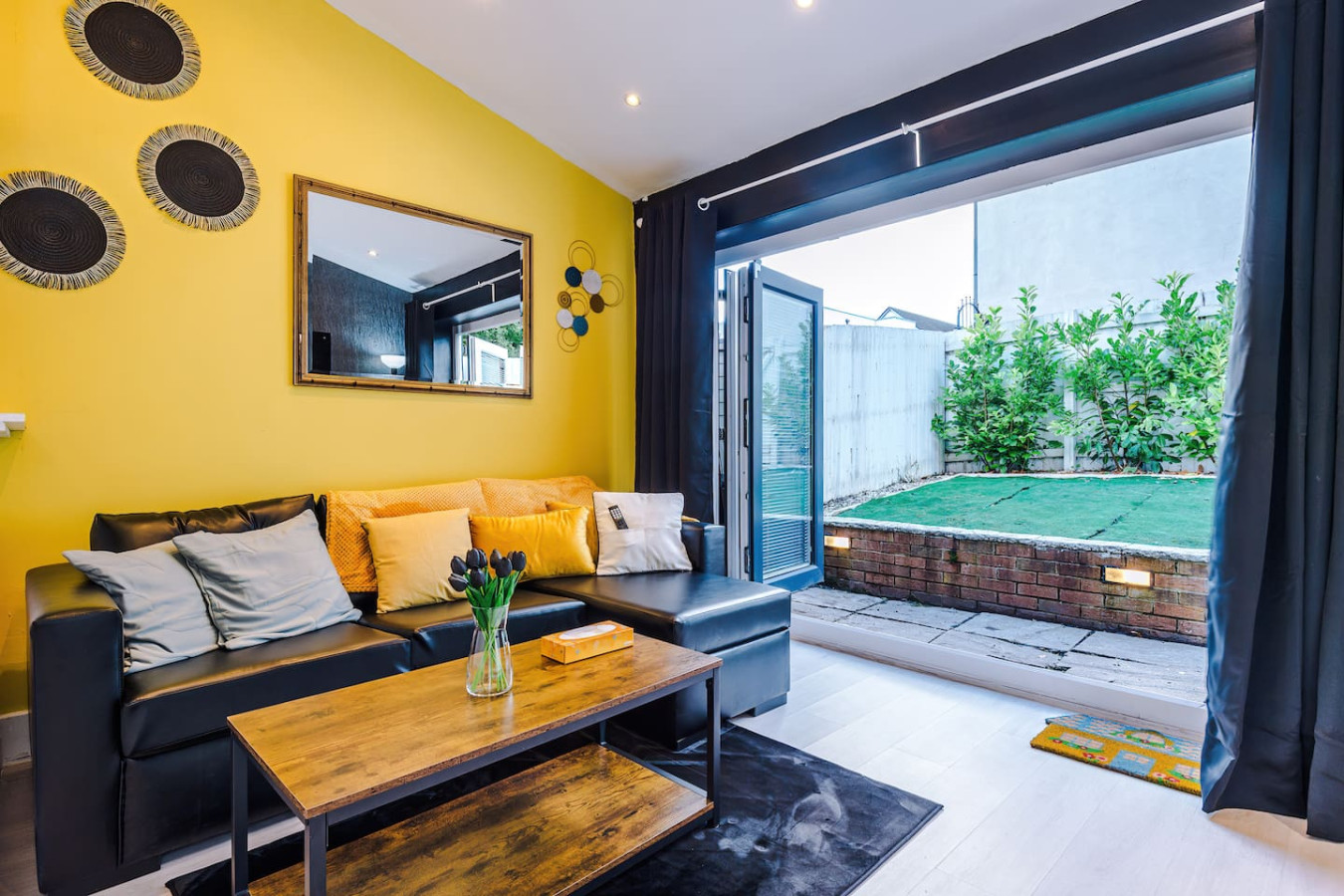 Salford 4 Bed House | Sleeps 7 | Free Parking serviced apartment - Manchester - VivreStays
