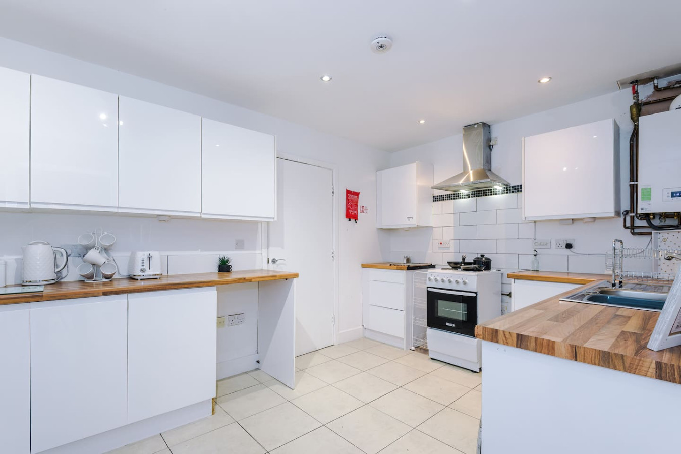 Salford 4 Bed House | Sleeps 7 | Free Parking in 10 Christie Lane - Property image 4 - VivreStays