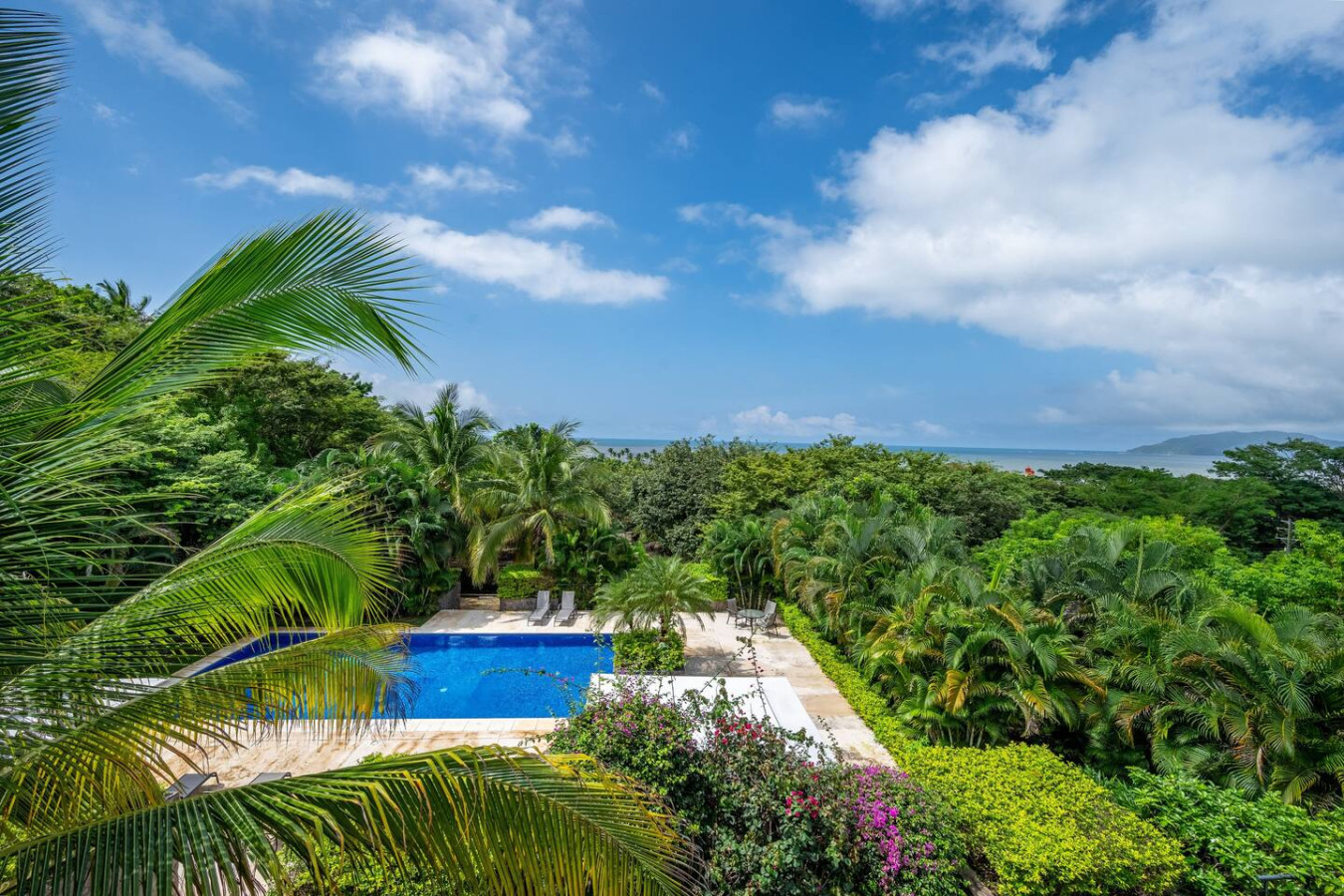 Spacious La Perla Condo With Terrace And Views - Costa Rica