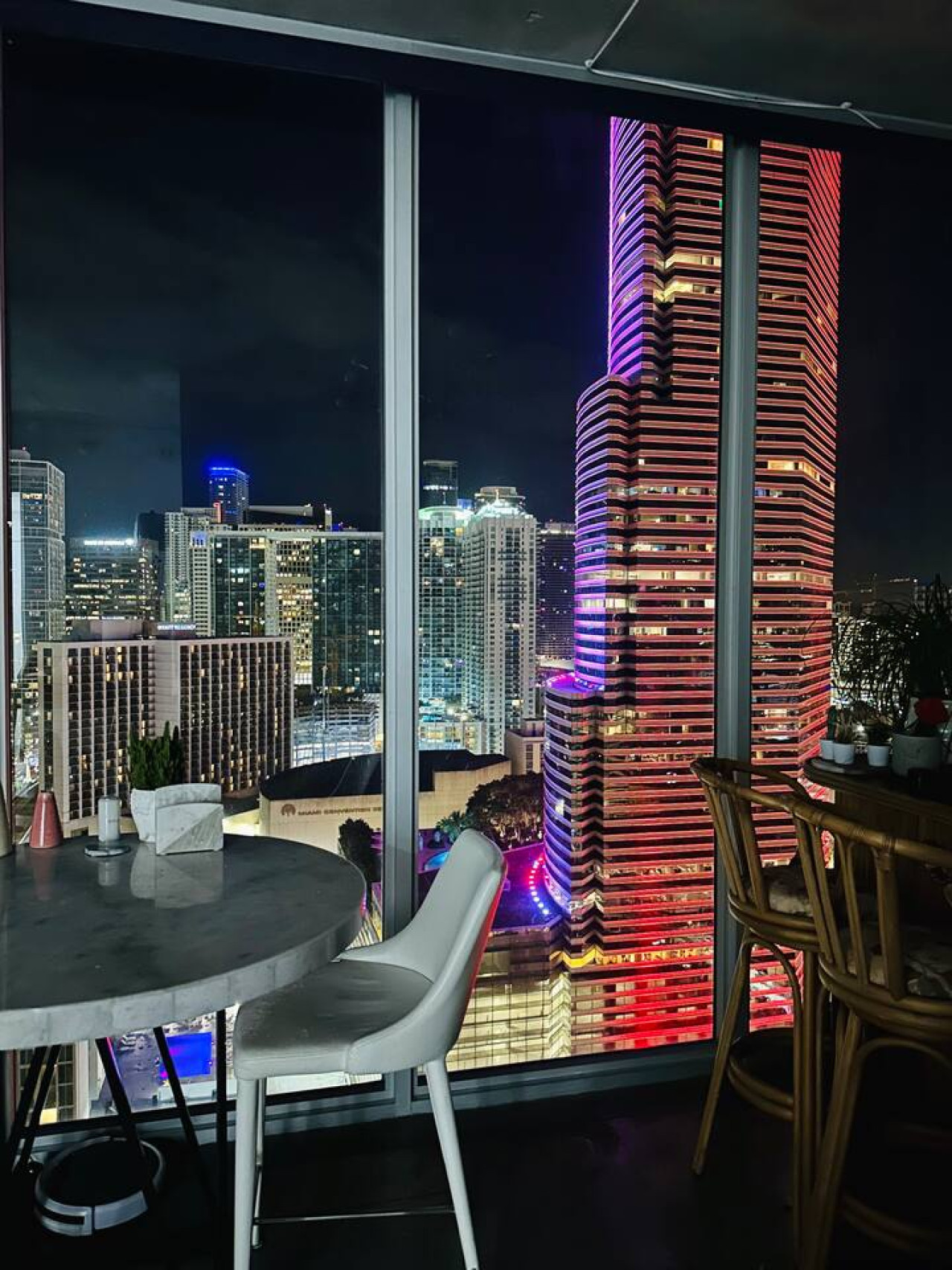 Art-filled Loft: 180° Views, Rooftop Pool, Parking - The Bahamas