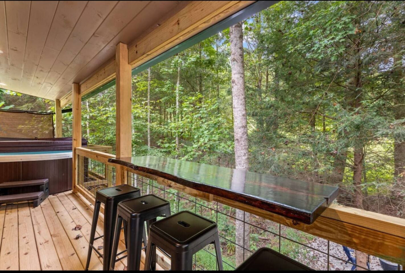 Luxury 5 Cabins in Red River Gorge Hot Tubs, Wi-Fi