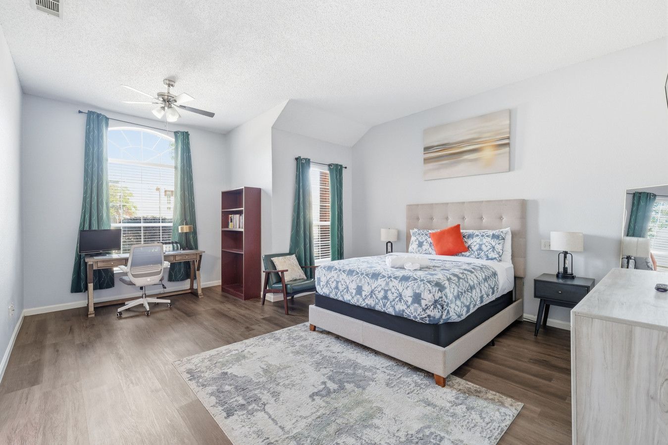 Bright & Cozy 4br Home W/movie Room & Backyard - Frisco, TX