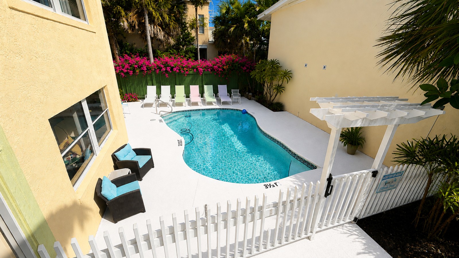 Penguins On The Beach |1br Biker Cove Steps To Beach & Downtown Cocoa Beach W/pool Unit F - Cocoa Beach, FL