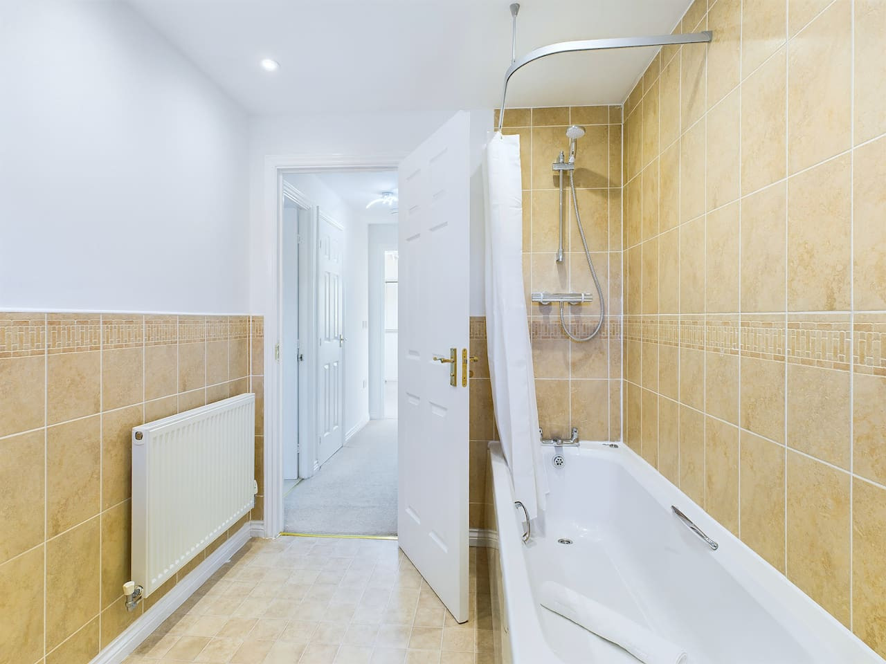 Spacious House | Parking | Business & Leisure