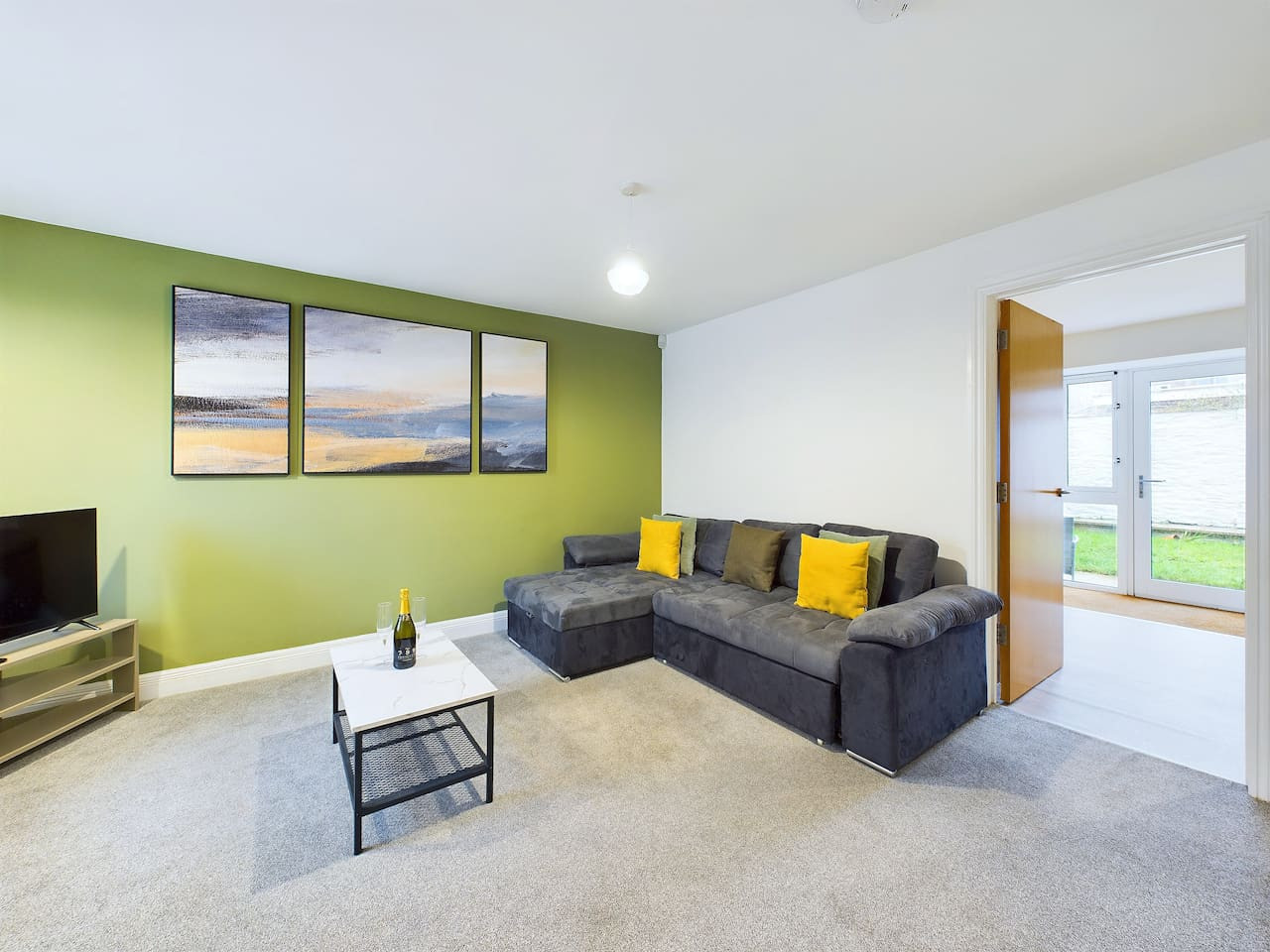 Modern Beach House | Sleeps 6 | 2 Minutes to Beach