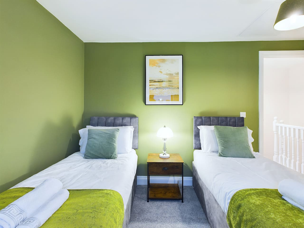 Modern Beach House | Sleeps 6 | 2 Minutes to Beach