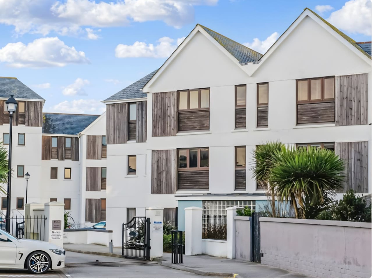 Modern Beach House | Sleeps 6 | 2 Minutes to Beach