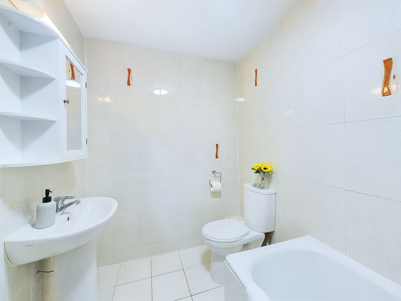 Modern Beach House | Sleeps 6 | 2 Minutes to Beach