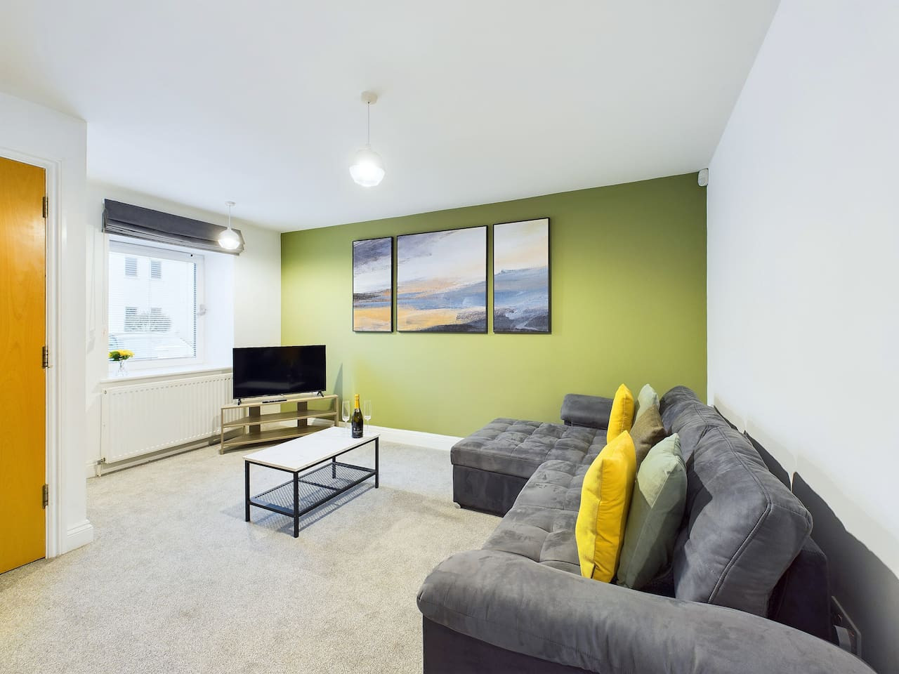 Modern Beach House | Sleeps 6 | 2 Minutes to Beach