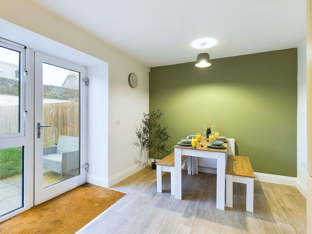 Modern Beach House | Sleeps 6 | 2 Minutes to Beach