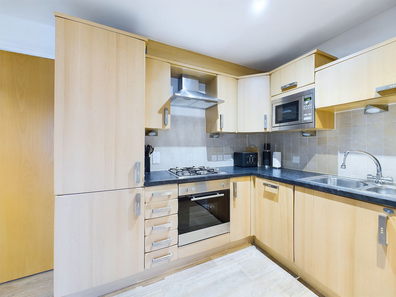 Modern Beach House | Sleeps 6 | 2 Minutes to Beach