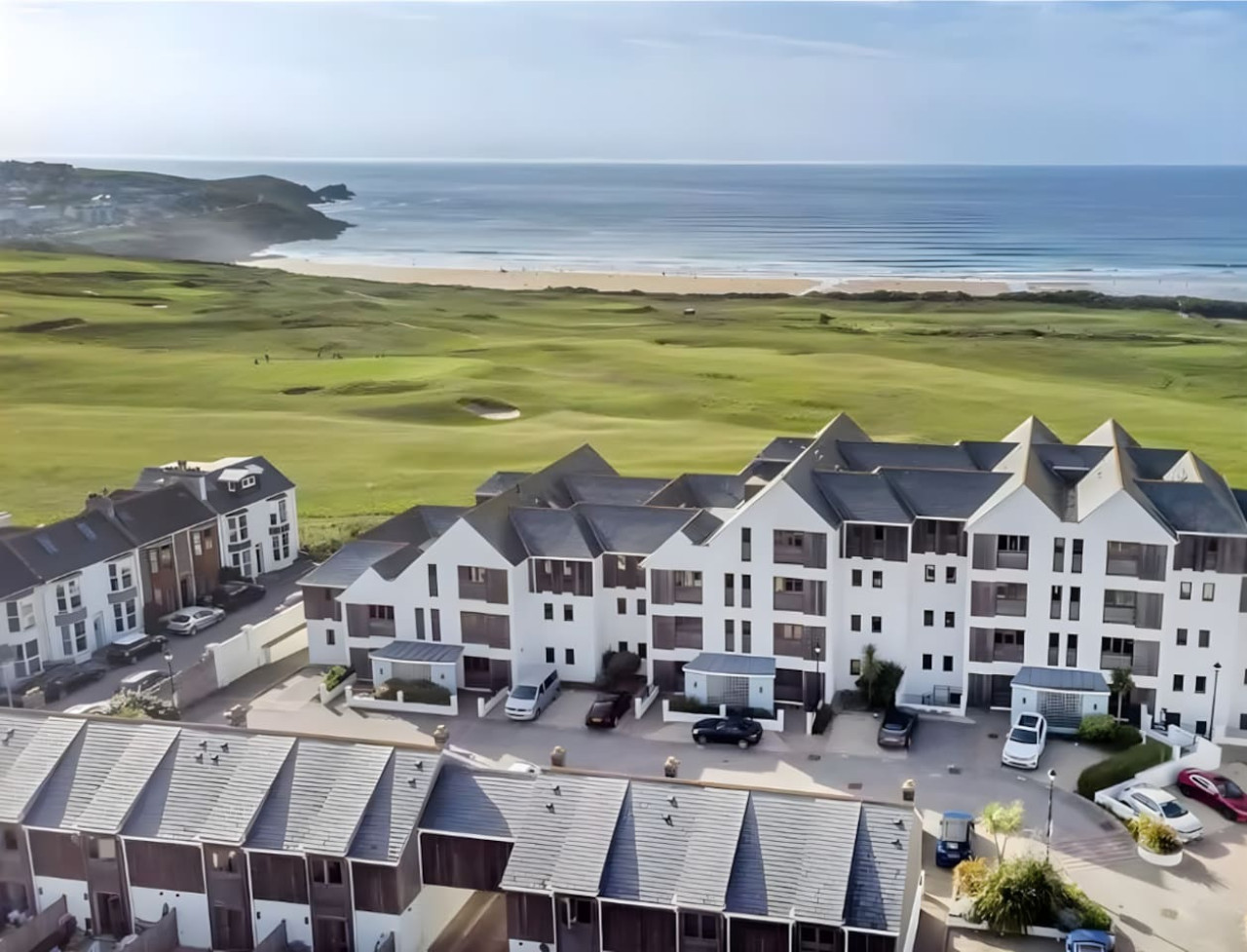 Modern Beach House | Sleeps 6 | 2 Minutes to Beach