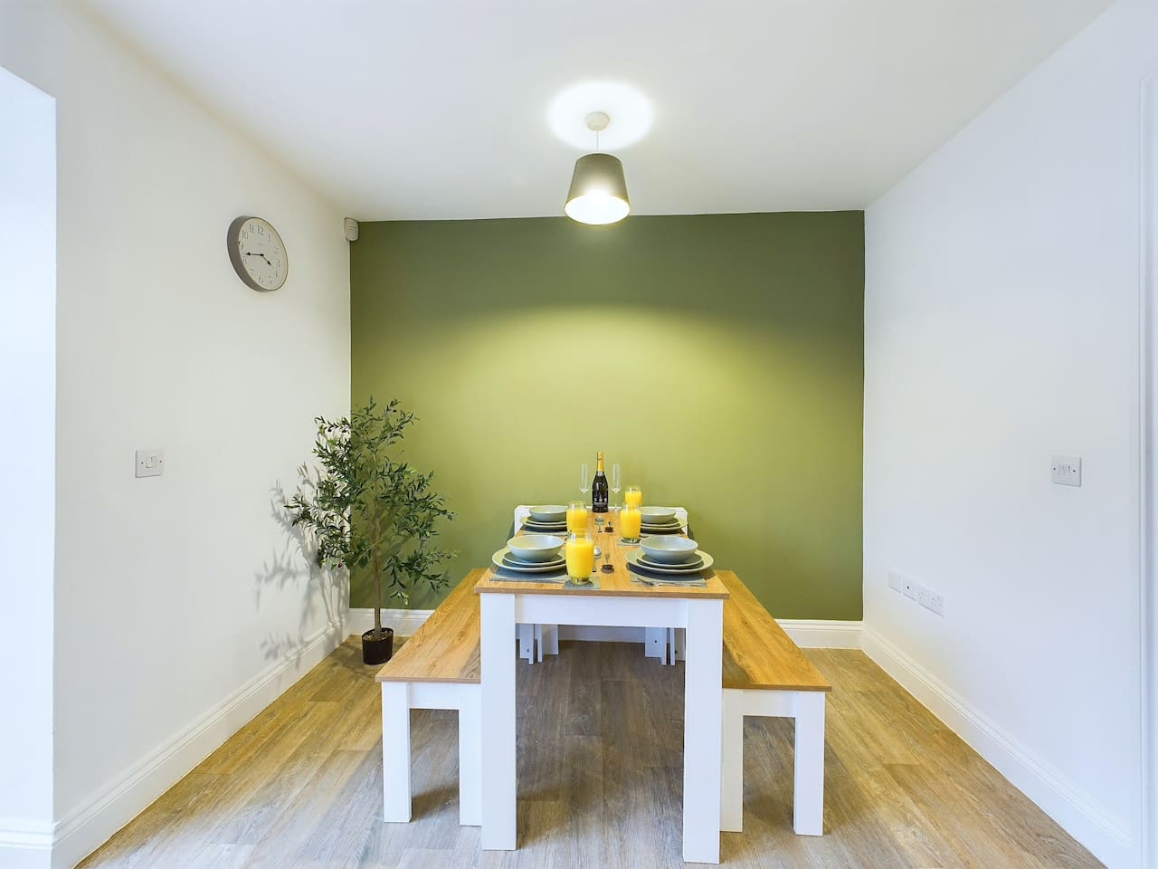 Modern Beach House | Sleeps 6 | 2 Minutes to Beach