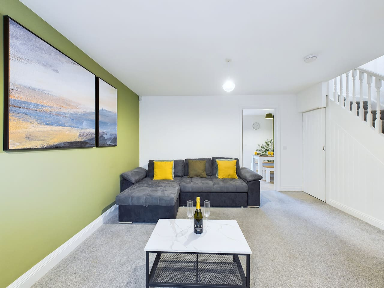 Modern Beach House | Sleeps 6 | 2 Minutes to Beach