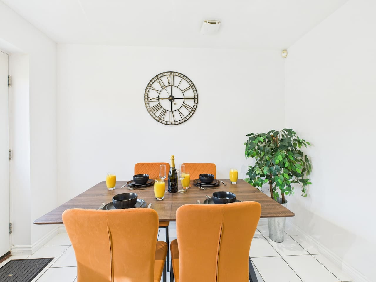 *NEW* Prestbury Place | Racecourse | Free Parking