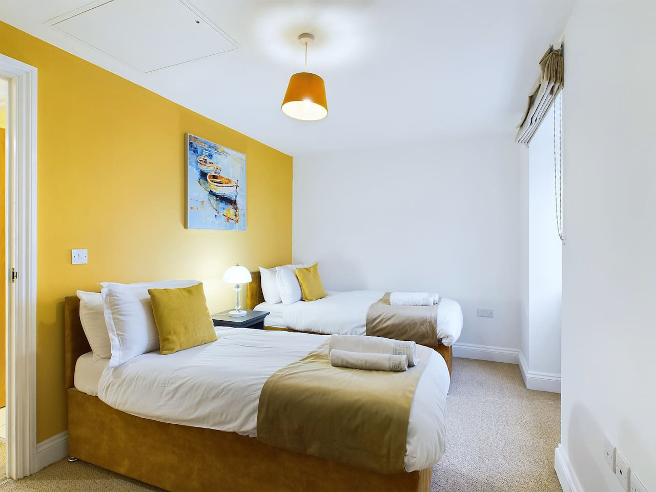 Modern Beach Retreat | Sleeps 6 | Gated Parking