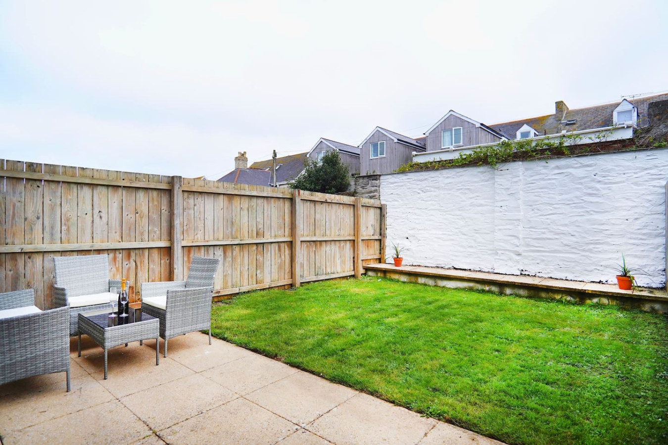 Modern Beach Retreat | Sleeps 6 | Gated Parking