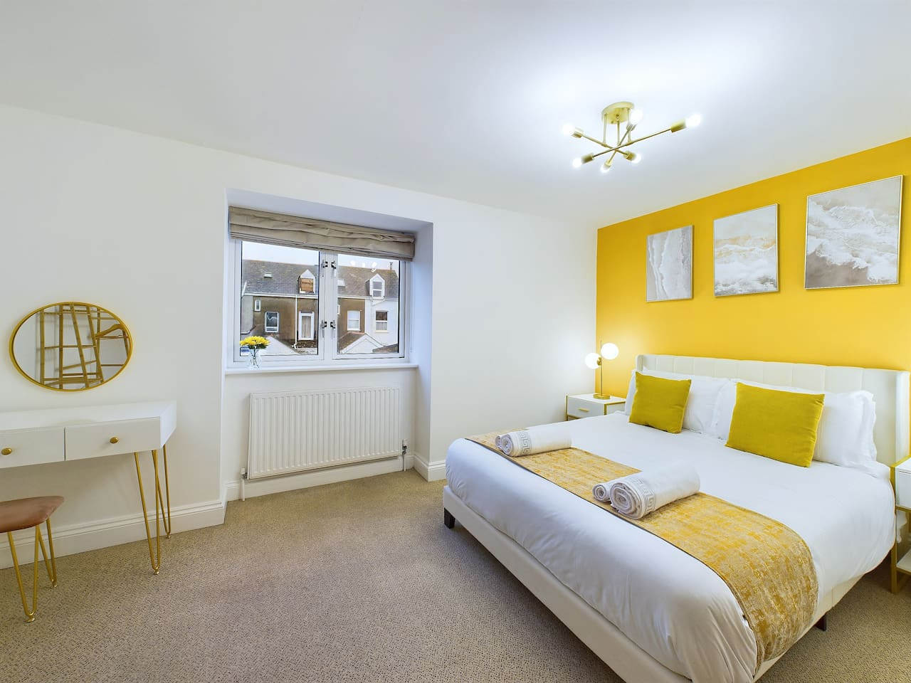 Modern Beach Retreat | Sleeps 6 | Gated Parking