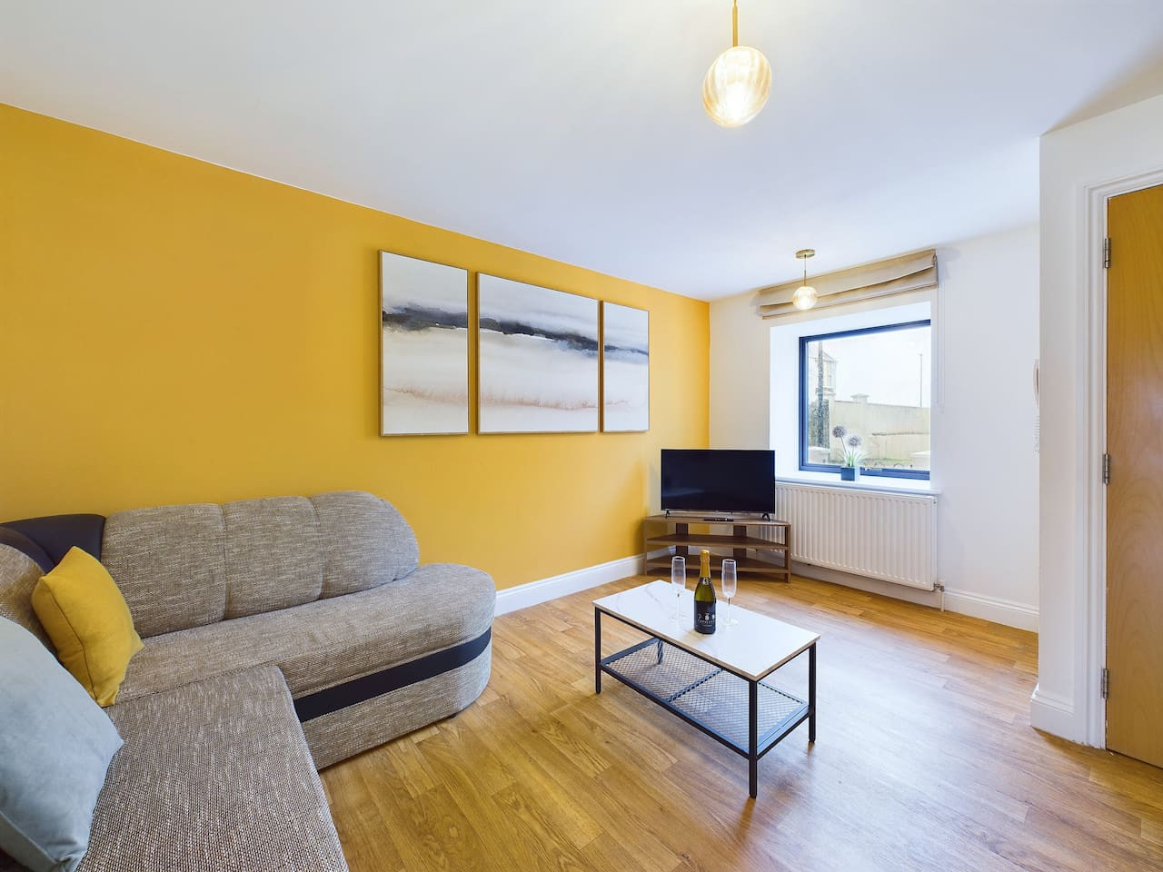 Modern Beach Retreat | Sleeps 6 | Gated Parking