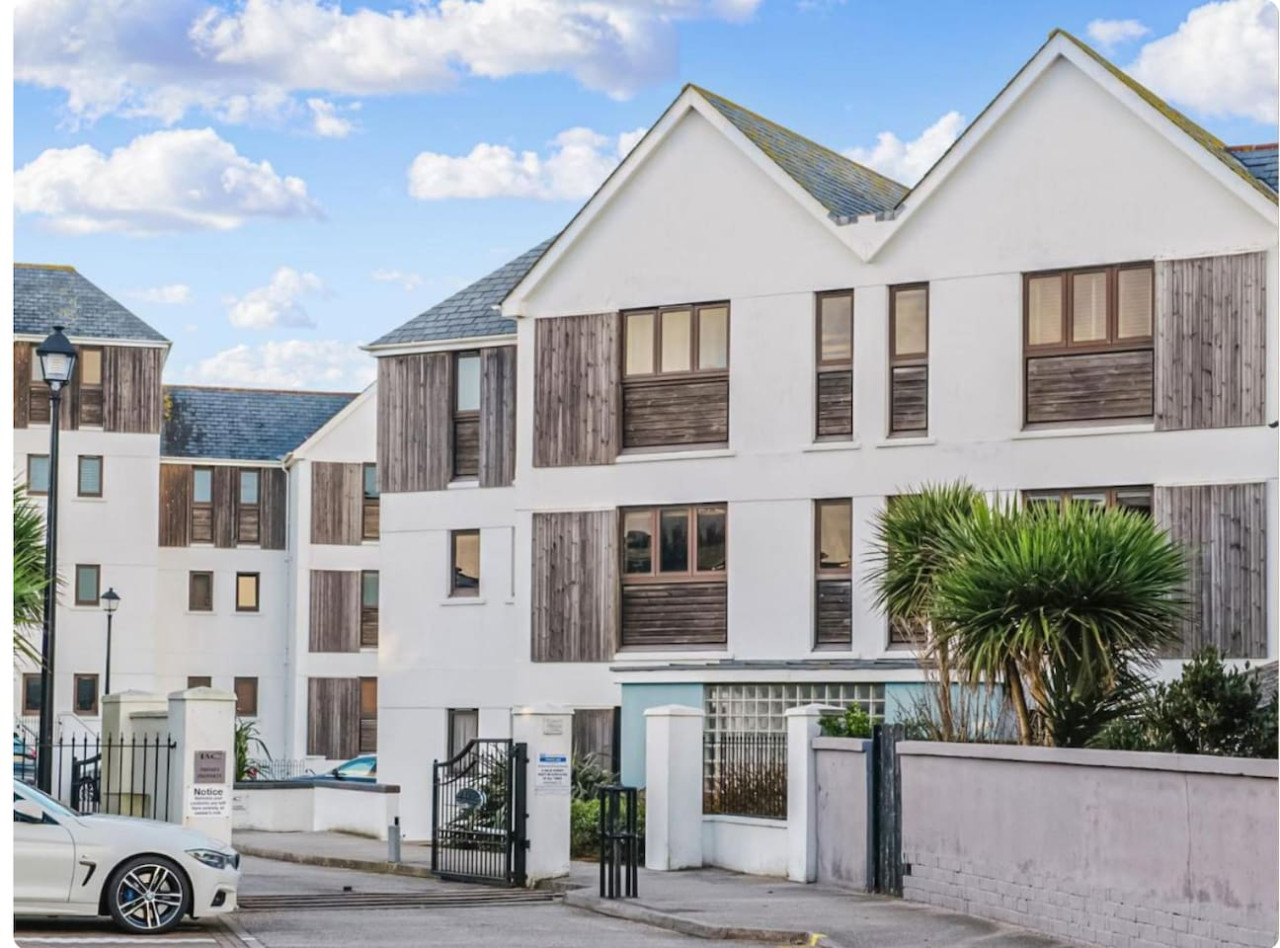 Modern Beach Retreat | Sleeps 6 | Gated Parking