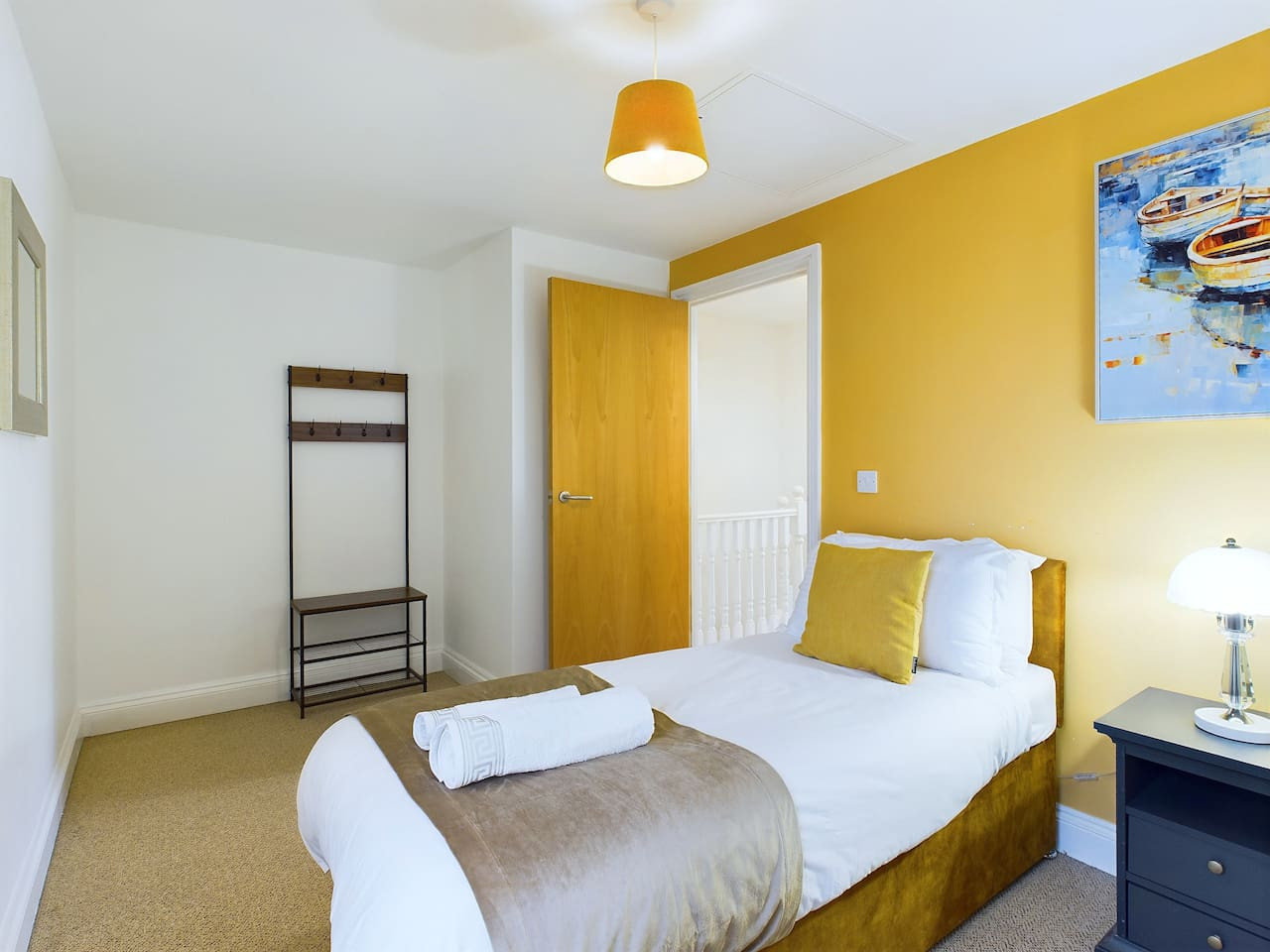 Modern Beach Retreat | Sleeps 6 | Gated Parking