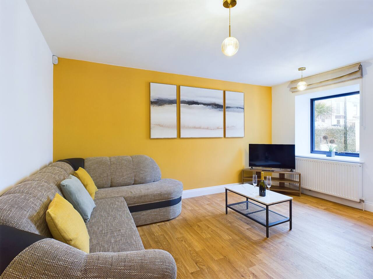 Modern Beach Retreat | Sleeps 6 | Gated Parking