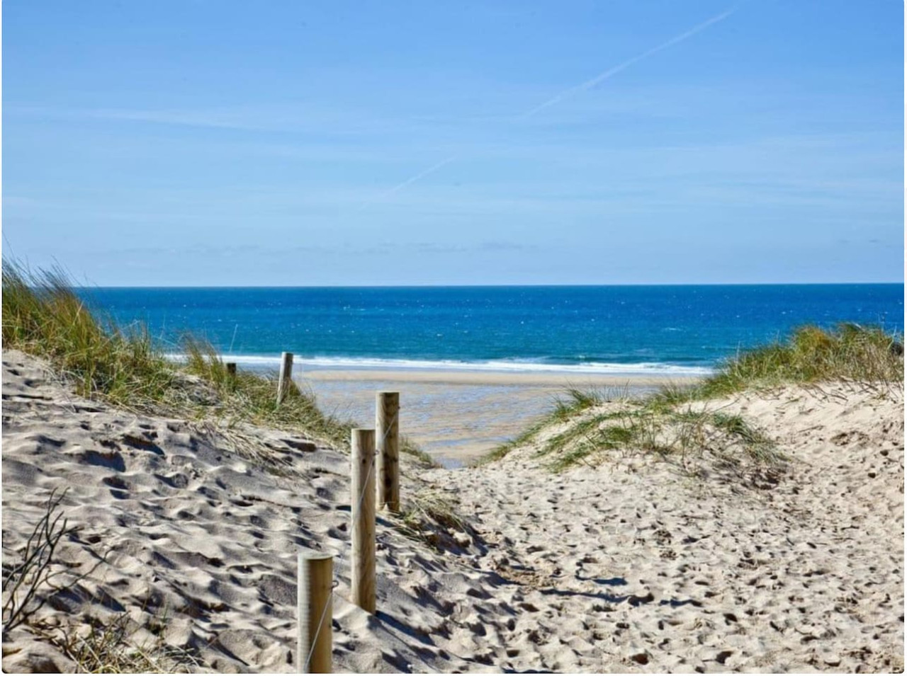 Modern Beach Retreat | Sleeps 6 | Gated Parking