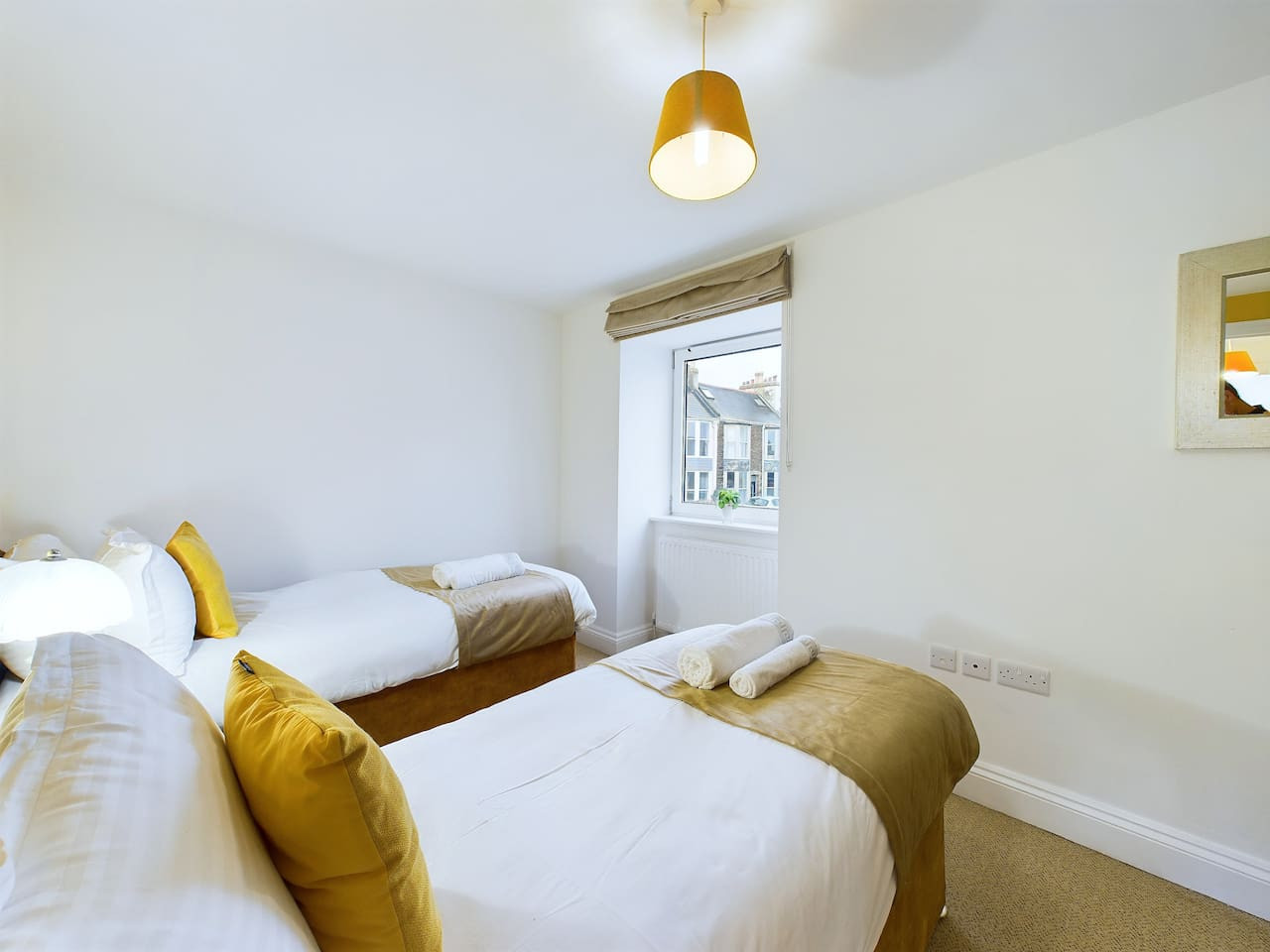 Modern Beach Retreat | Sleeps 6 | Gated Parking