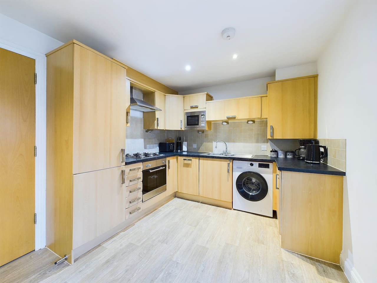 Modern Beach Retreat | Sleeps 6 | Gated Parking