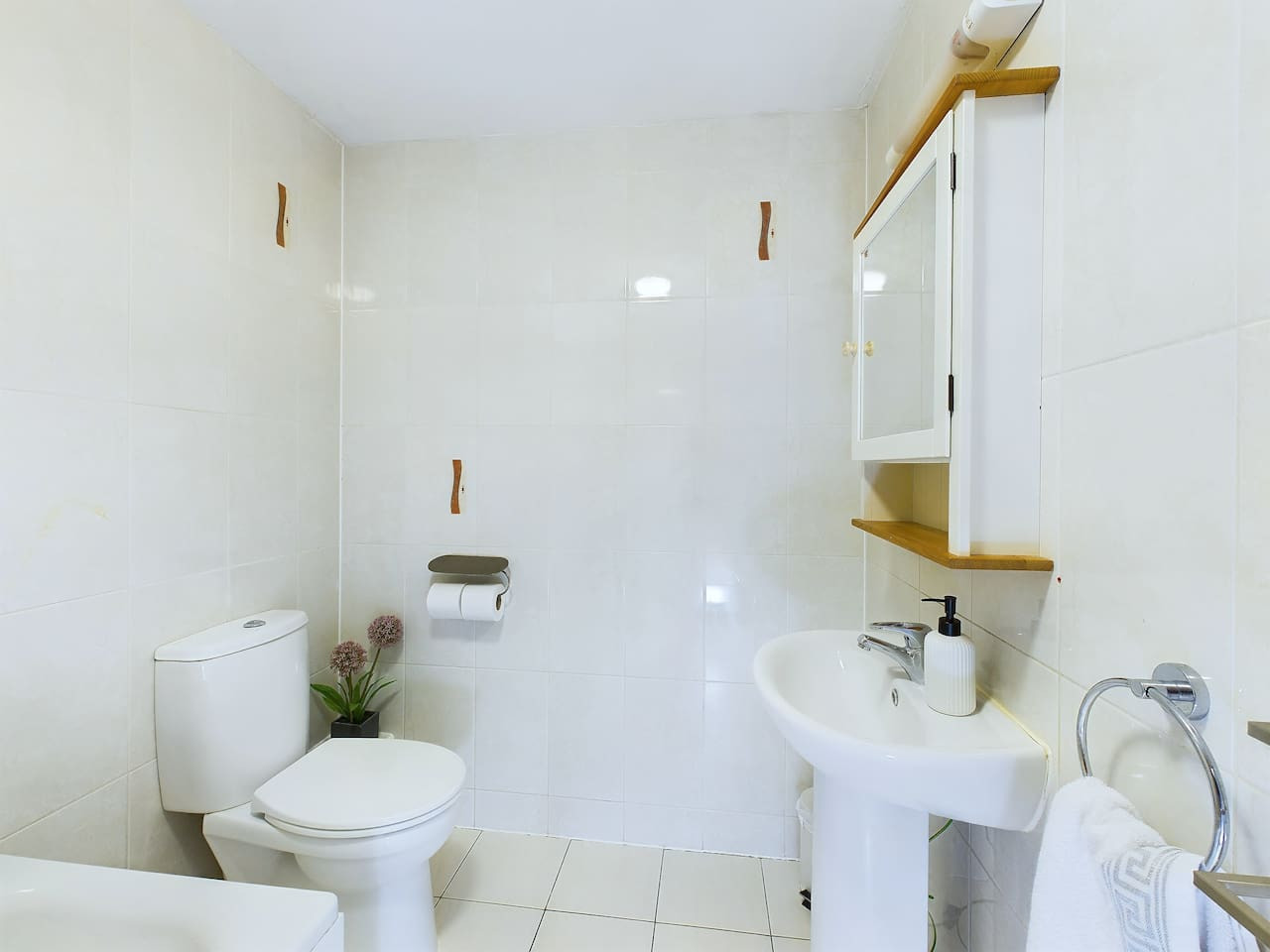 Modern Beach Retreat | Sleeps 6 | Gated Parking