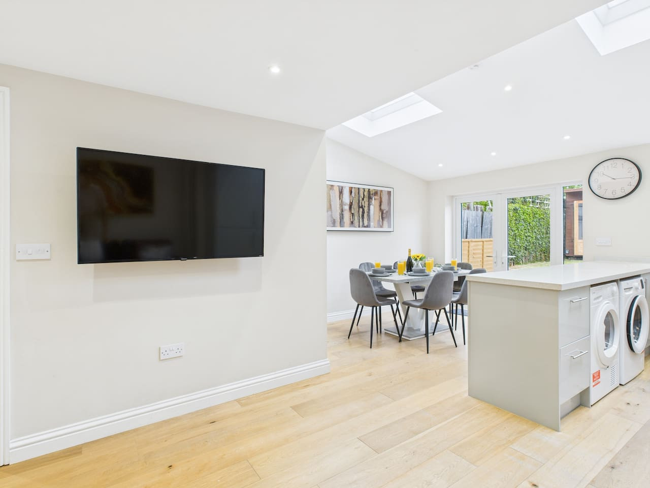 *NEW* No.1 Park Street | Central | Free Parking