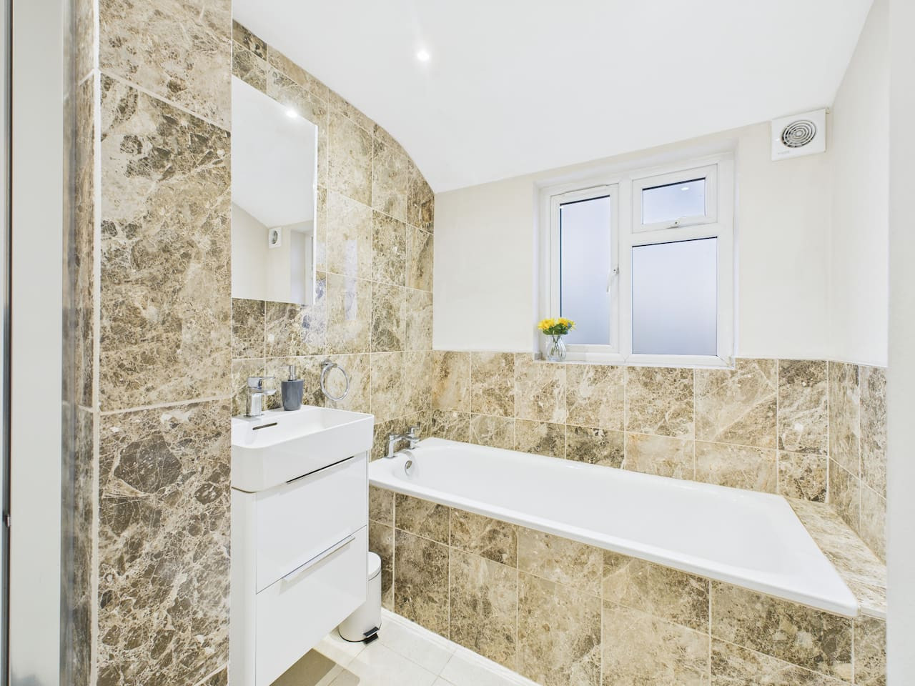 *NEW* No.1 Park Street | Central | Free Parking