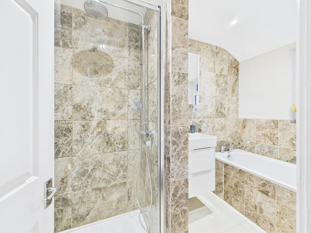 *NEW* No.1 Park Street | Central | Free Parking