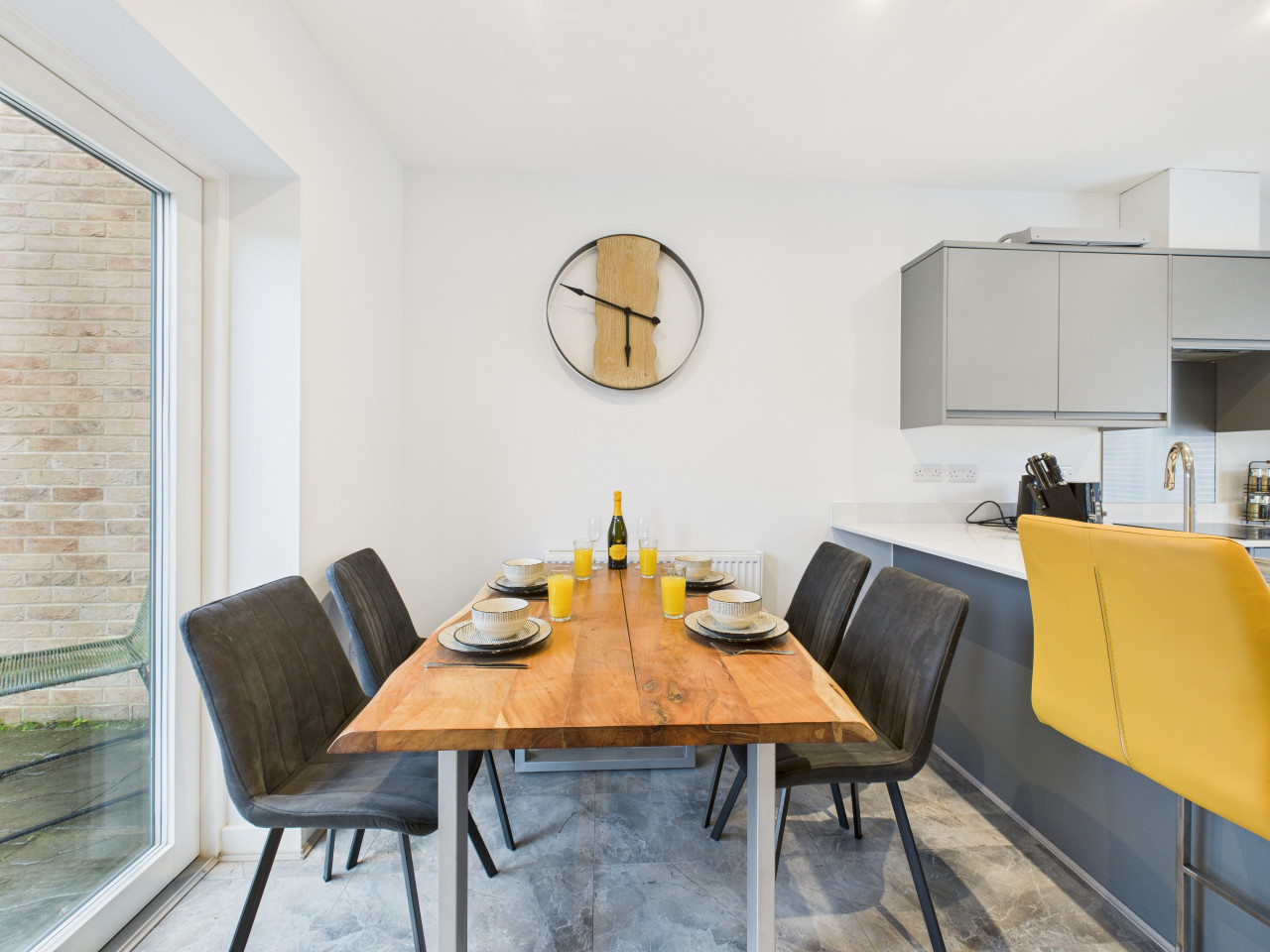 Harvey’s Yard | Modern Coastal Stay | Beach & Parking