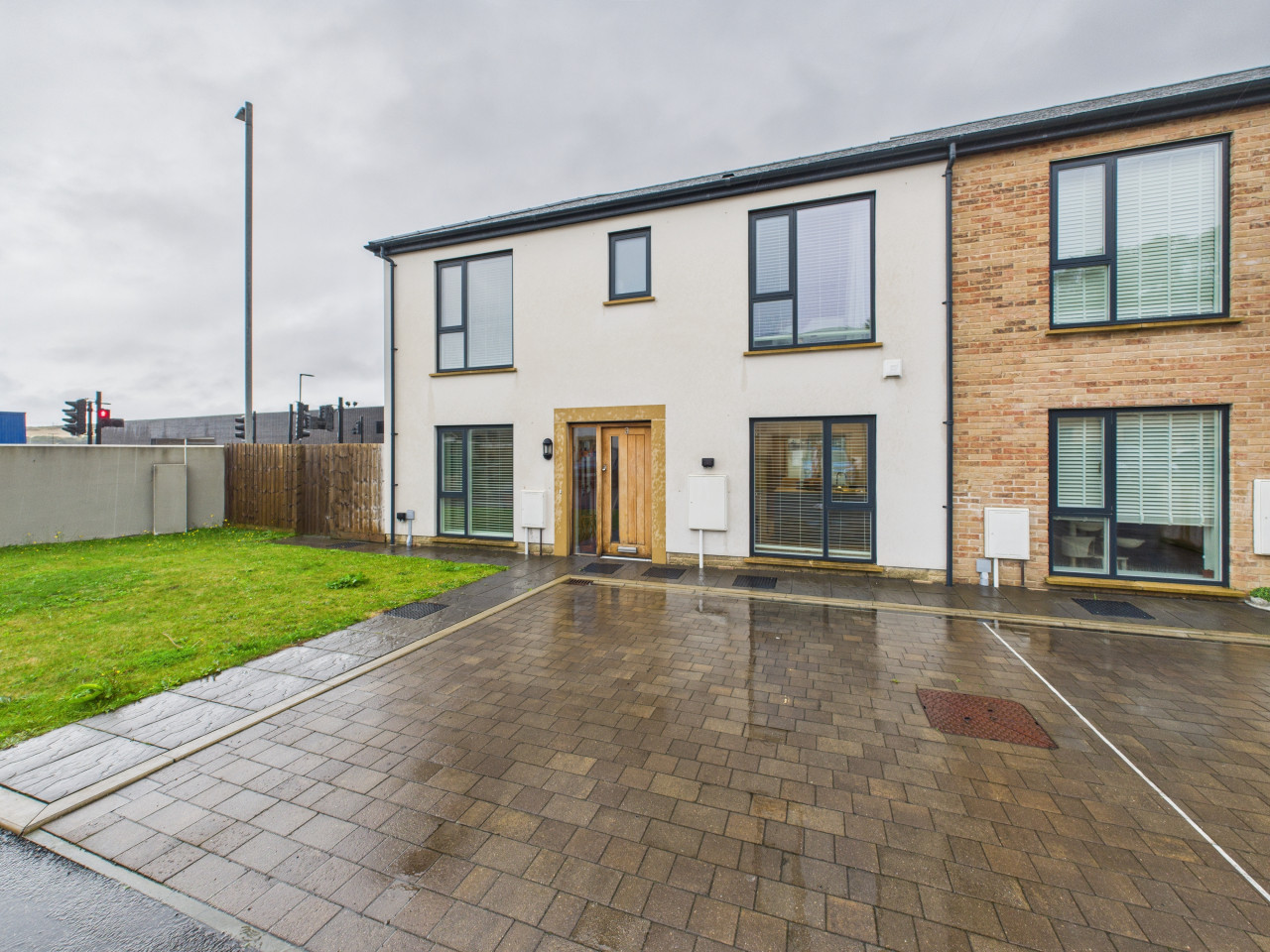 Harvey’s Yard | Modern Coastal Stay | Beach & Parking