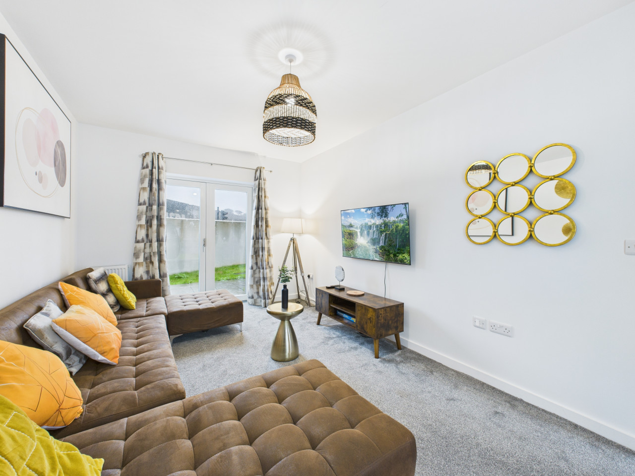 Harvey’s Yard | Modern Coastal Stay | Beach & Parking