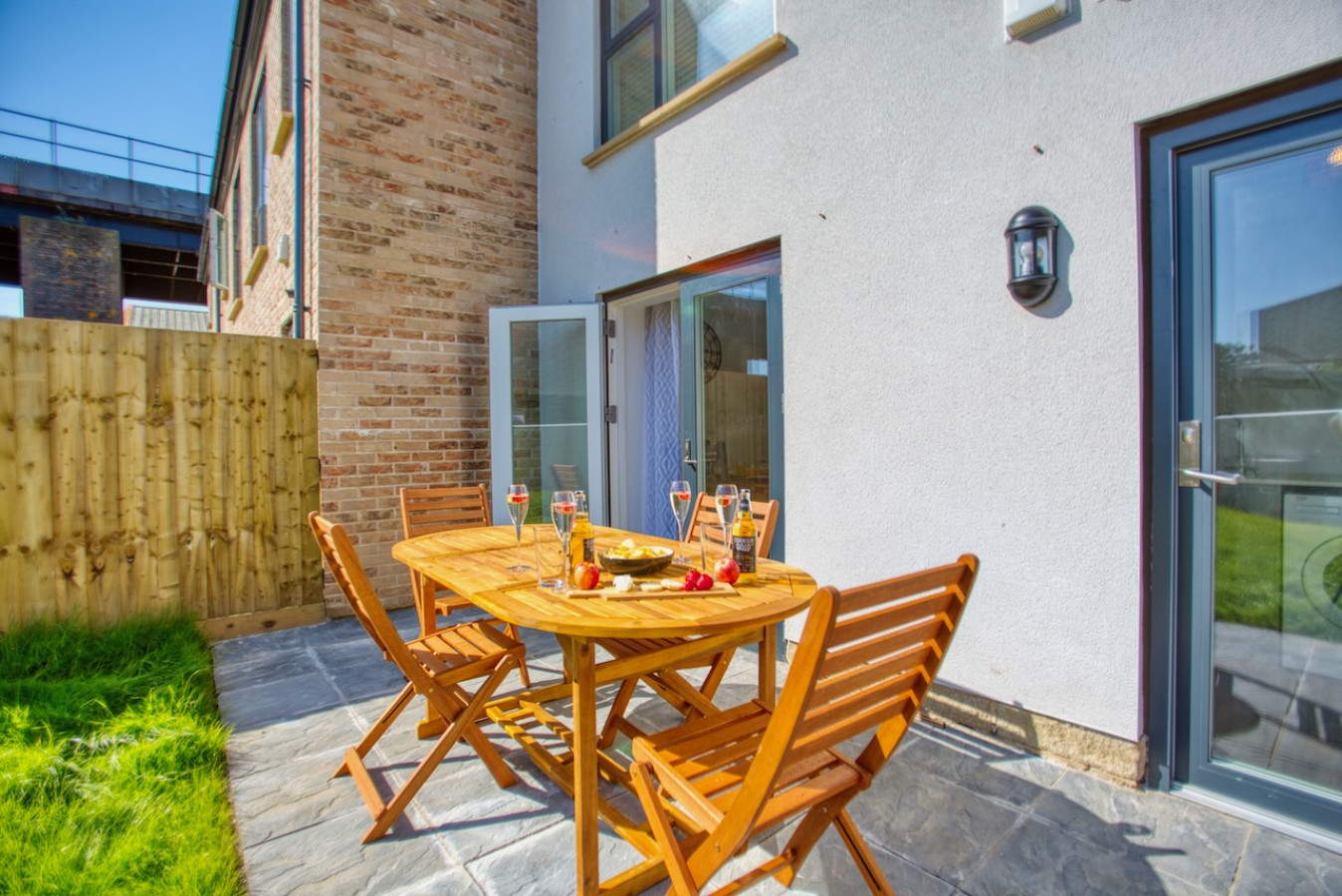 Harvey’s Yard | Modern Coastal Stay | Beach & Parking