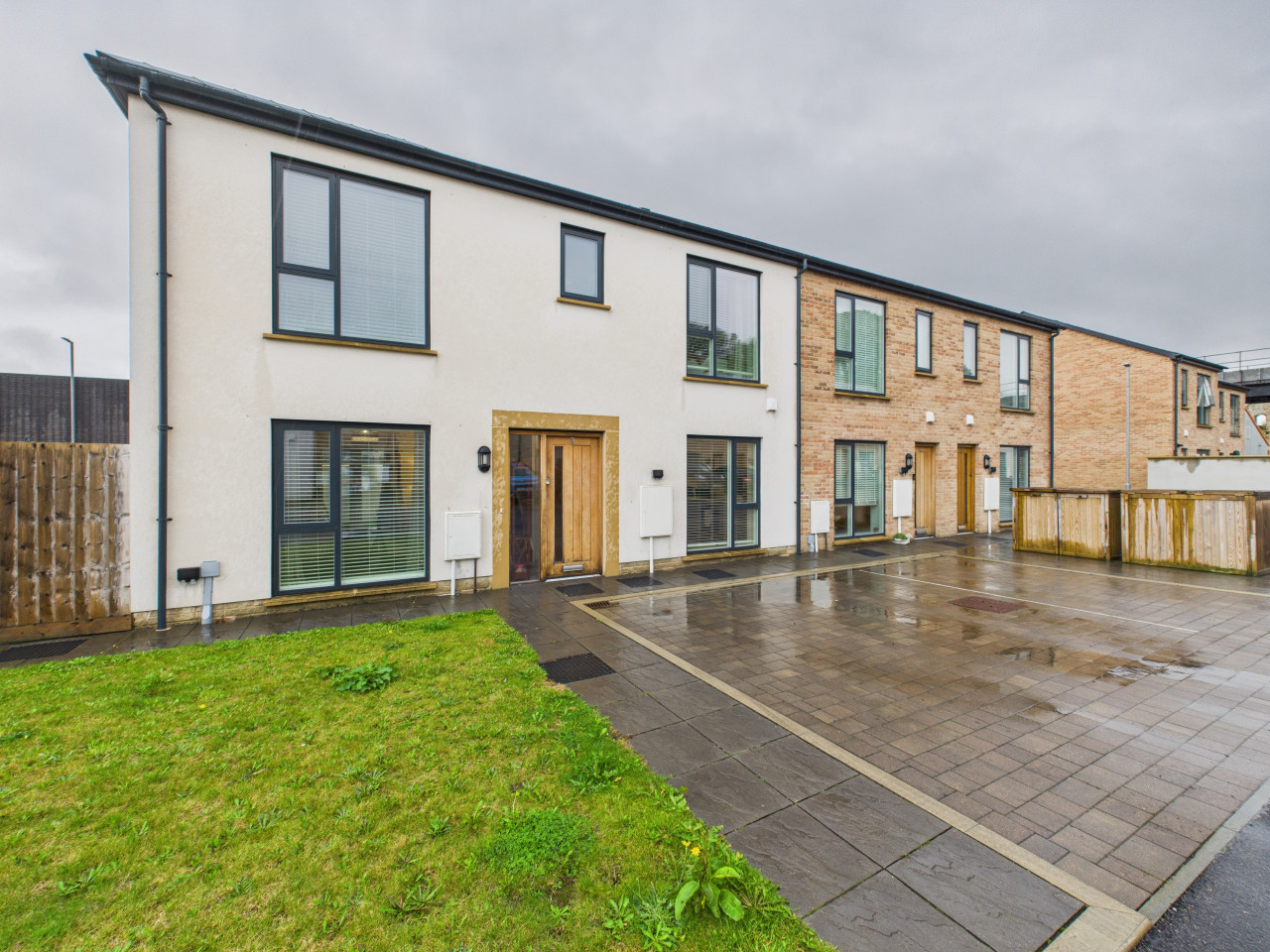 Harvey’s Yard | Modern Coastal Stay | Beach & Parking