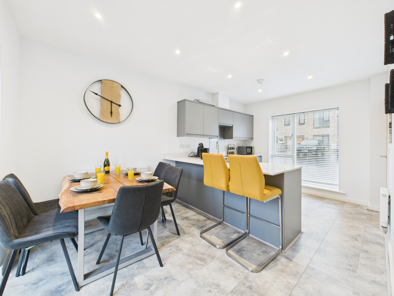 Harvey’s Yard | Modern Coastal Stay | Beach & Parking