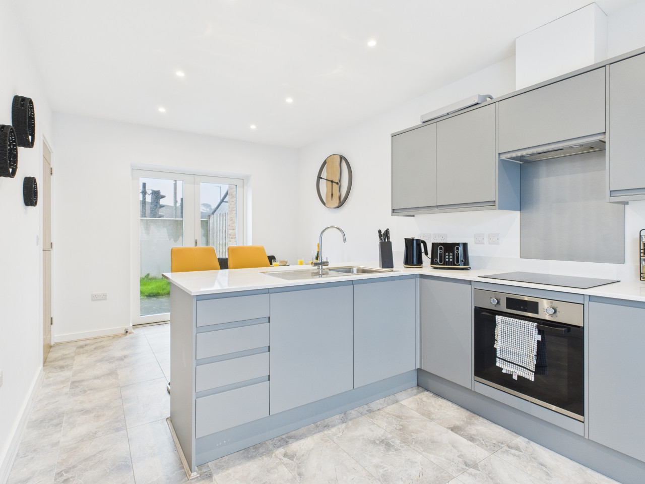 Harvey’s Yard | Modern Coastal Stay | Beach & Parking