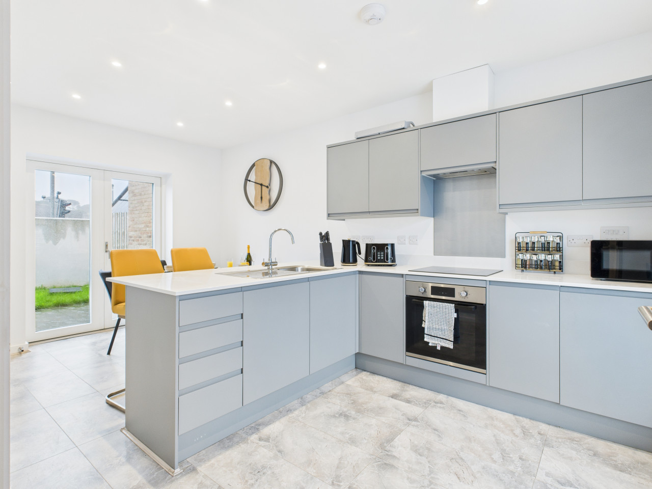 Harvey’s Yard | Modern Coastal Stay | Beach & Parking